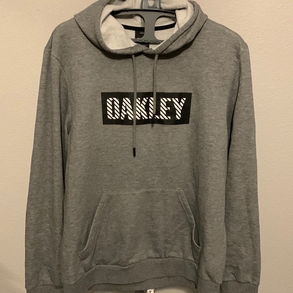 Oakley custom fit Hoodie XL EUC very soft material. Super comfy!